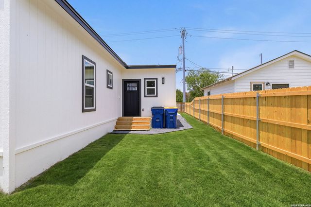 733 E WALNUT ST, Seguin, TX 78155