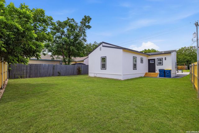 733 E WALNUT ST, Seguin, TX 78155