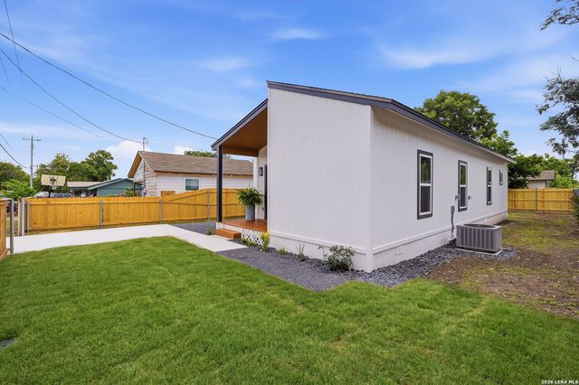 733 E WALNUT ST, Seguin, TX 78155