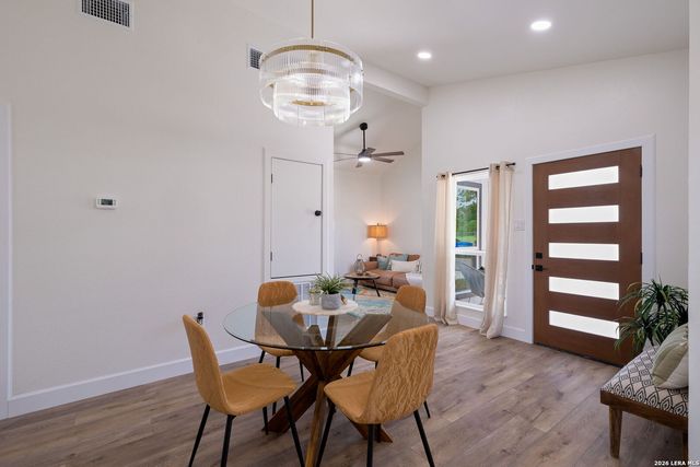 733 E WALNUT ST, Seguin, TX 78155