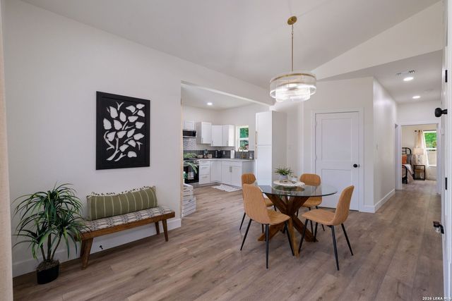 733 E WALNUT ST, Seguin, TX 78155