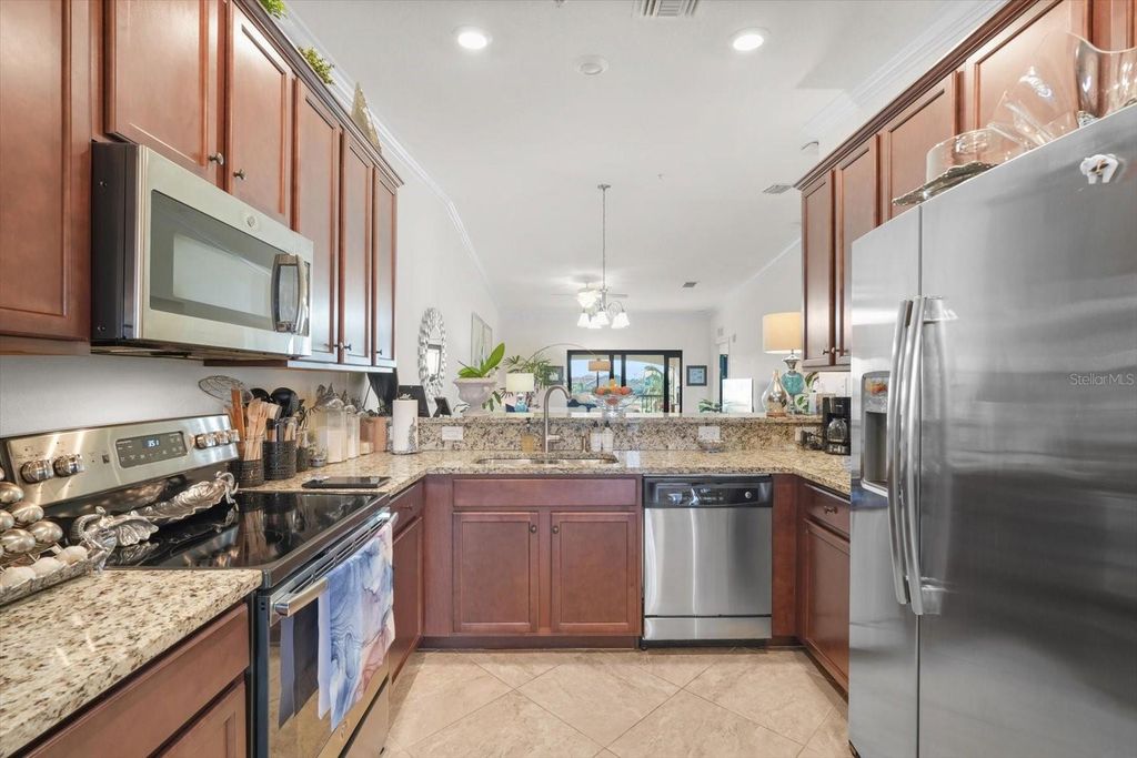 Image 13 of property listing at 5527 PALMER CIRCLE 205, Bradenton, FL 34211