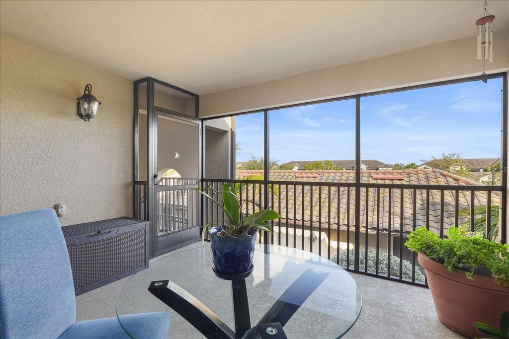 Image 5 of property listing at 5527 PALMER CIRCLE 205, Bradenton, FL 34211