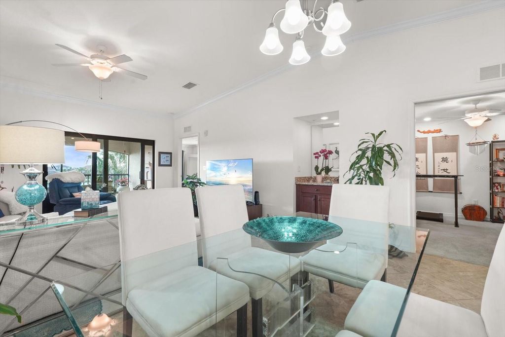 Image 10 of property listing at 5527 PALMER CIRCLE 205, Bradenton, FL 34211