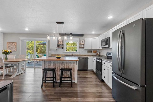 201 LAKESIDE DRIVE, Clintonville, WI 54929