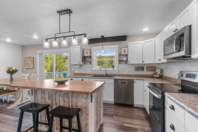 201 LAKESIDE DRIVE, Clintonville, WI 54929