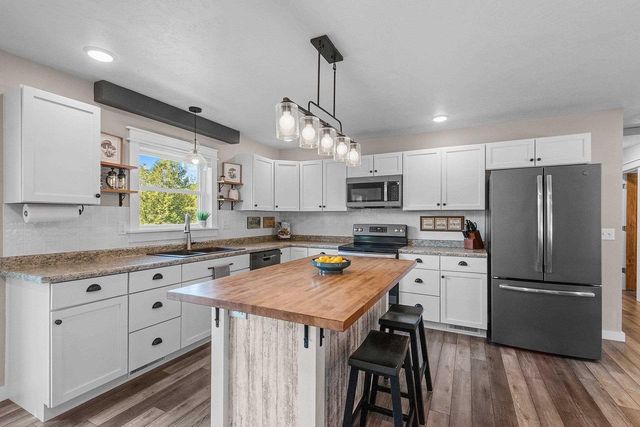 201 LAKESIDE DRIVE, Clintonville, WI 54929