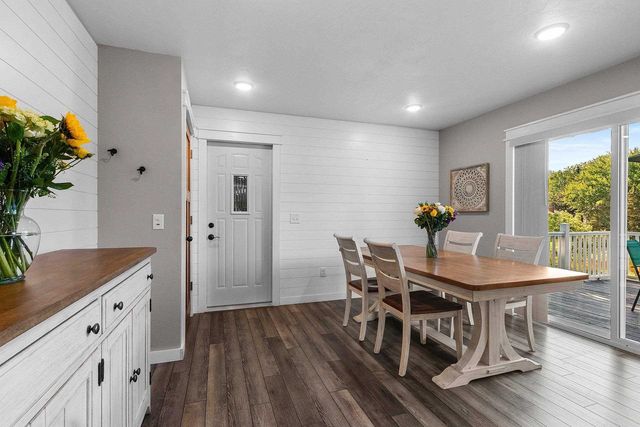 201 LAKESIDE DRIVE, Clintonville, WI 54929