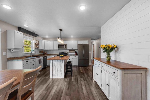 201 LAKESIDE DRIVE, Clintonville, WI 54929