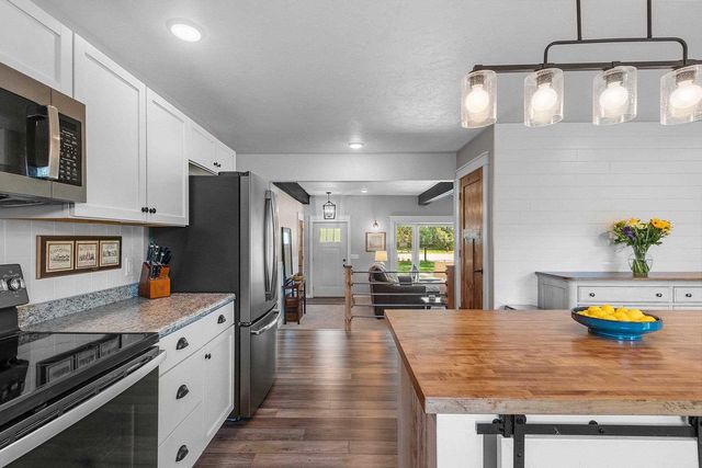 201 LAKESIDE DRIVE, Clintonville, WI 54929