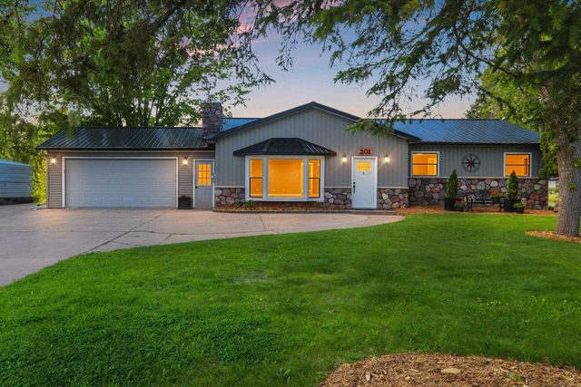 201 LAKESIDE DRIVE, Clintonville, WI 54929