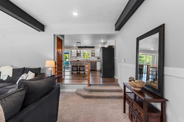 201 LAKESIDE DRIVE, Clintonville, WI 54929