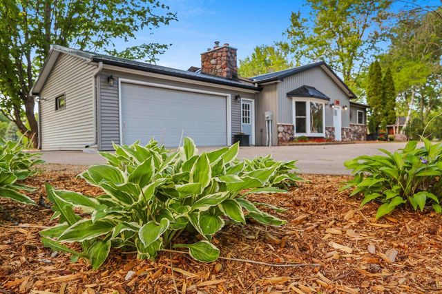 201 LAKESIDE DRIVE, Clintonville, WI 54929