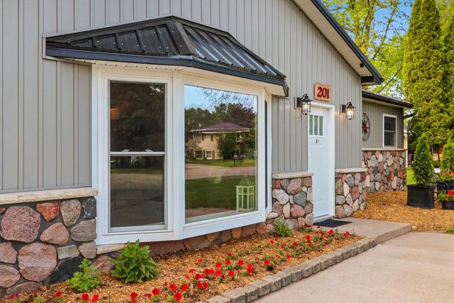 201 LAKESIDE DRIVE, Clintonville, WI 54929