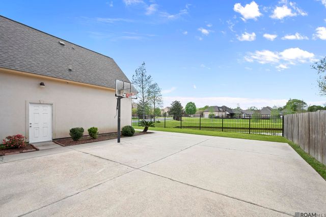 13573 Bluff Point Dr, Geismar, LA 70734