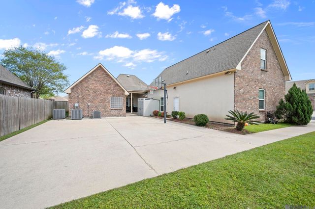 13573 Bluff Point Dr, Geismar, LA 70734