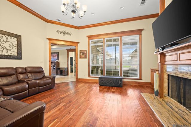 13573 Bluff Point Dr, Geismar, LA 70734