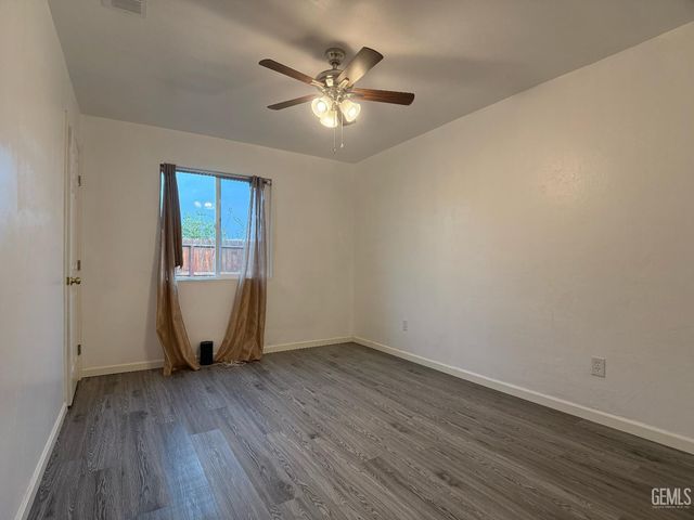 1005 Collins Way, Bakersfield, CA 93307