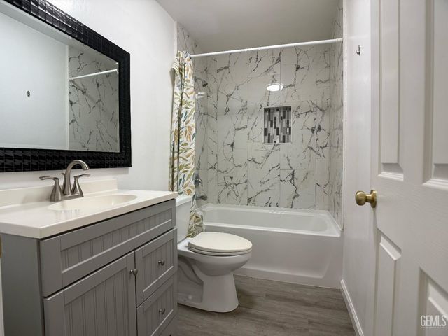 1005 Collins Way, Bakersfield, CA 93307