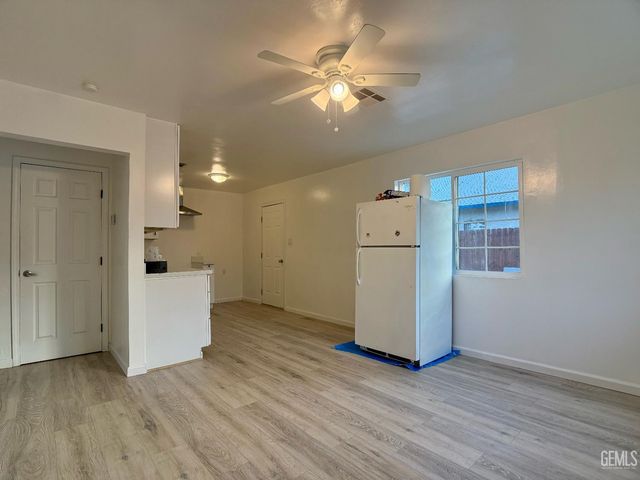 1005 Collins Way, Bakersfield, CA 93307