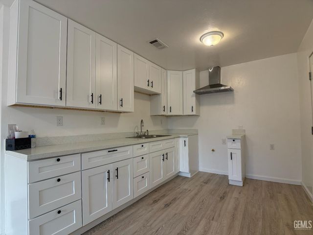 1005 Collins Way, Bakersfield, CA 93307