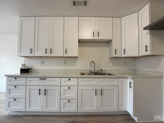 1005 Collins Way, Bakersfield, CA 93307