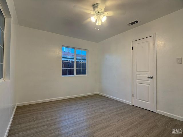 1005 Collins Way, Bakersfield, CA 93307