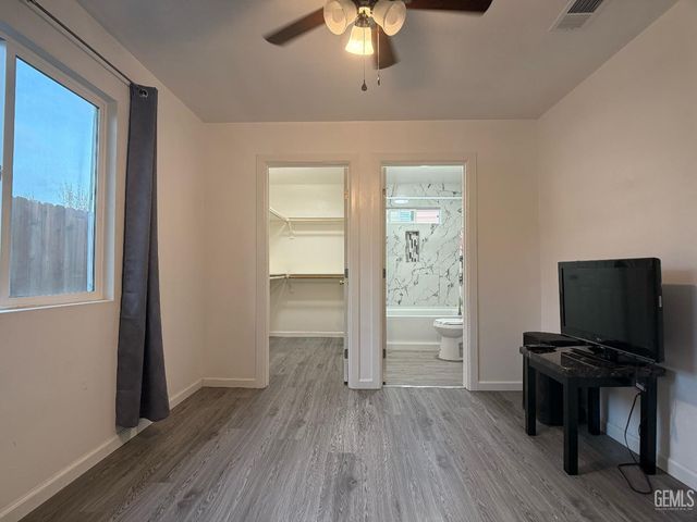 1005 Collins Way, Bakersfield, CA 93307