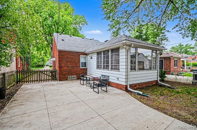 1984 Beaufait Drive, Grosse Pointe, MI 48236