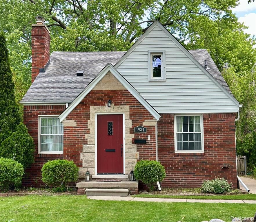 1984 Beaufait Drive, Grosse Pointe, MI 48236