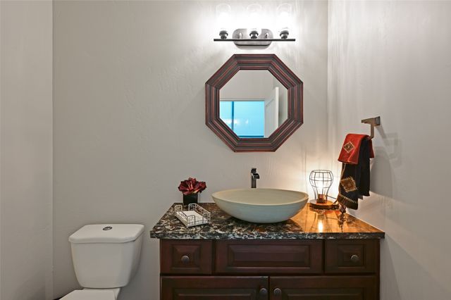7 Camino Barranca, Santa Fe, NM 87507