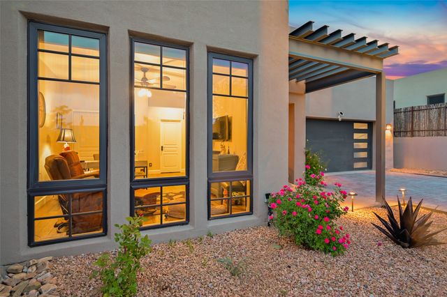 7 Camino Barranca, Santa Fe, NM 87507
