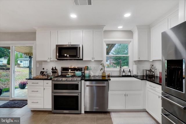 417 RUSHMORE DR, York, PA 17402