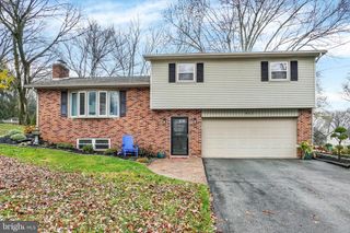 417 RUSHMORE DR, York, PA 17402