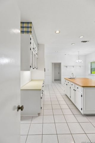 8706 Golden View, Windcrest, TX 78239