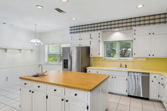 8706 Golden View, Windcrest, TX 78239