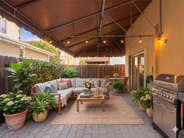 5982 SW 162nd Ct, Miami, FL 33193