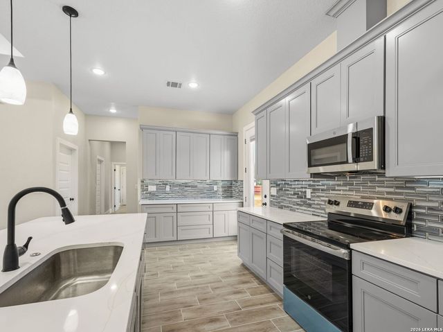 117 W SHORT MEADOW DR, Lytle, TX 78052