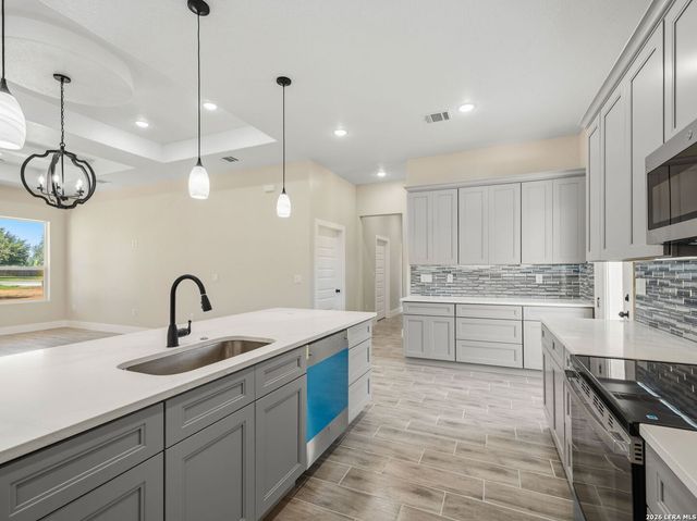 117 W SHORT MEADOW DR, Lytle, TX 78052