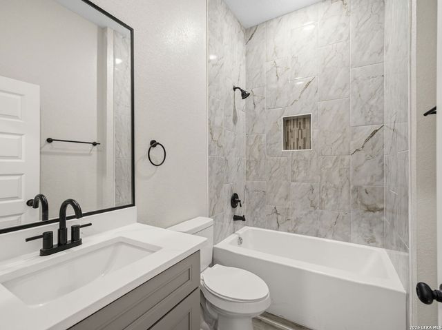 117 W SHORT MEADOW DR, Lytle, TX 78052