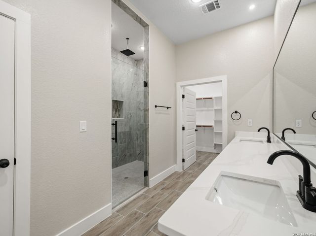 117 W SHORT MEADOW DR, Lytle, TX 78052