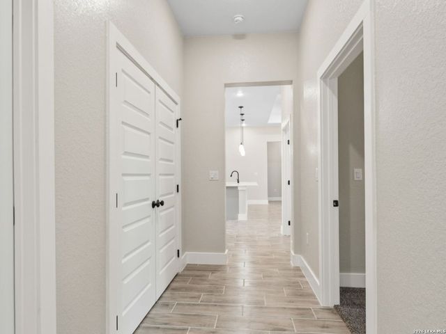 117 W SHORT MEADOW DR, Lytle, TX 78052
