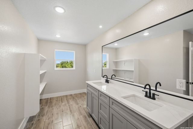 117 W SHORT MEADOW DR, Lytle, TX 78052