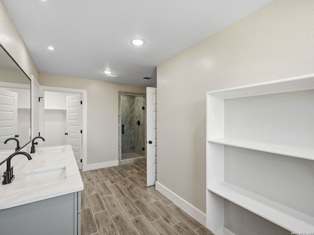 117 W SHORT MEADOW DR, Lytle, TX 78052