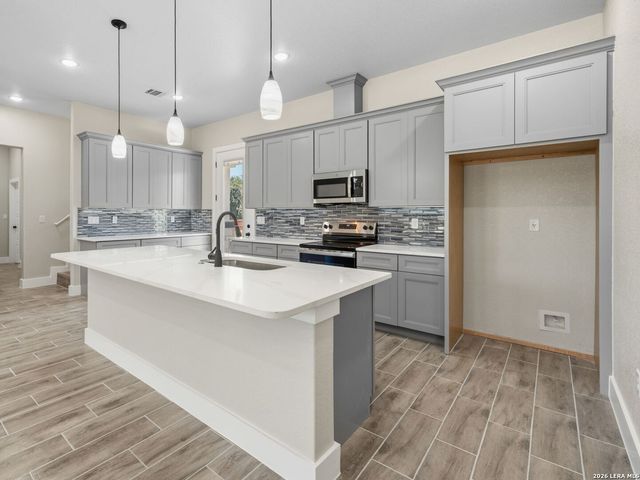117 W SHORT MEADOW DR, Lytle, TX 78052