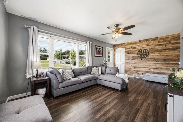 272 28th Avenue SW, Cedar Rapids, IA 52404