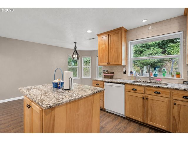 620 S 67TH St, Springfield, OR 97478
