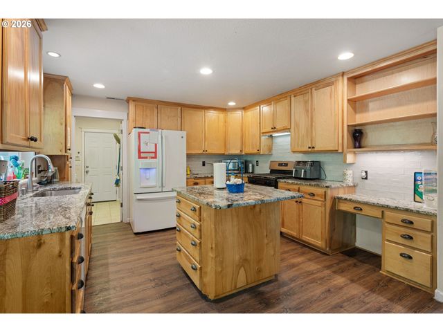 620 S 67TH St, Springfield, OR 97478