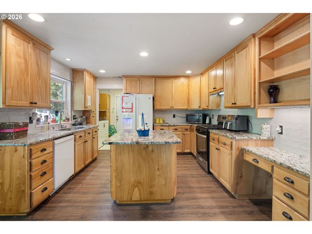 620 S 67TH St, Springfield, OR 97478