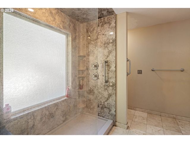 620 S 67TH St, Springfield, OR 97478